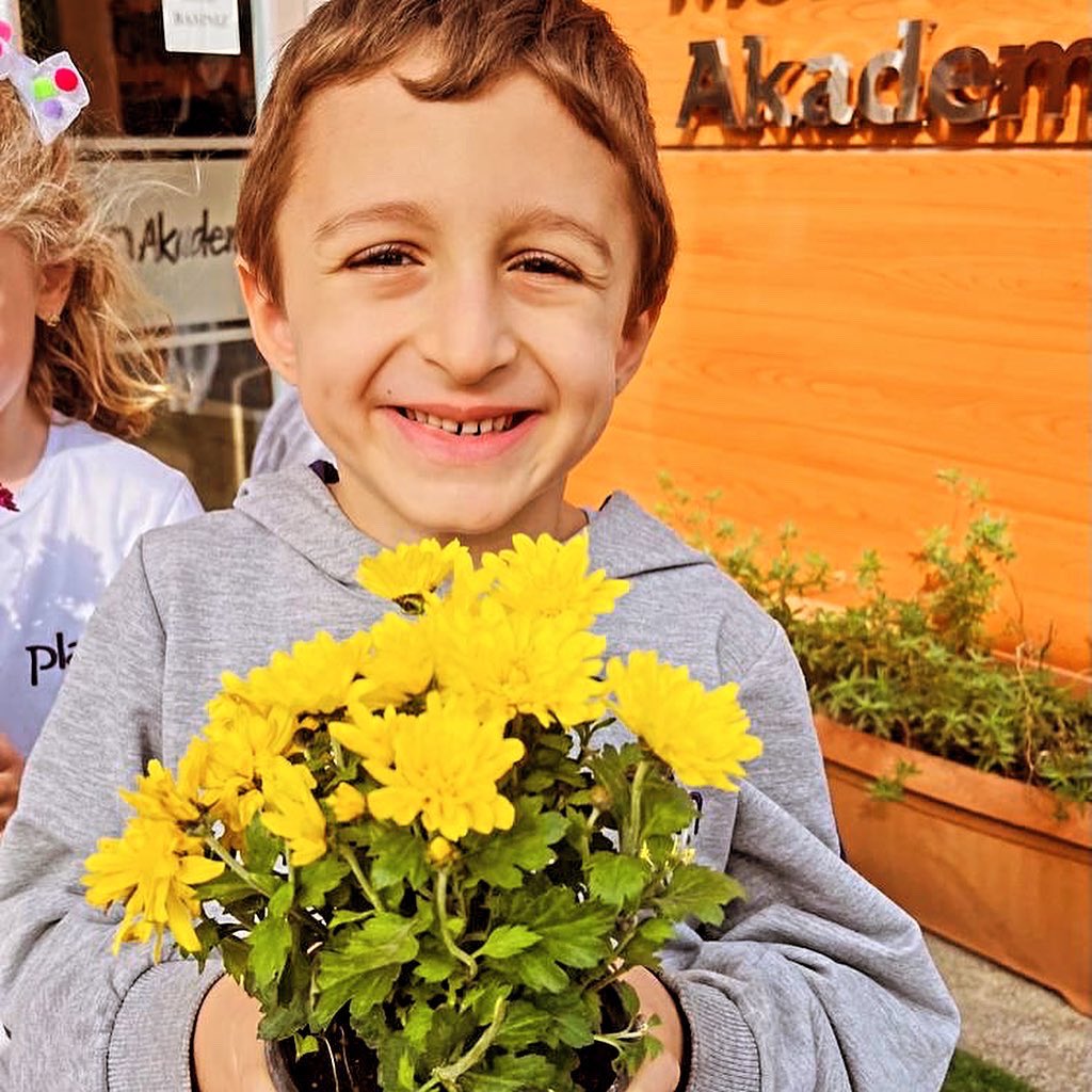 platinakademi's tweet photo. “Cumhuriyetimizin 100. Yılında 100 Kasımpatı” etkinliğimiz ilkokullarımızın elleri ile can buldu… İyi ki varsınız yarının büyükleri.. Cumhuriyetimizin 100. Yılı Kutlu Olsun 🇹🇷🇹🇷🇹🇷🇹🇷🇹🇷
@dronder_50 @tcmeb @edirnemem 
.
.
#100kasımpatı #100yıl #cumhuriyet100yaşında https://t.co/hVYFIFQhJZ