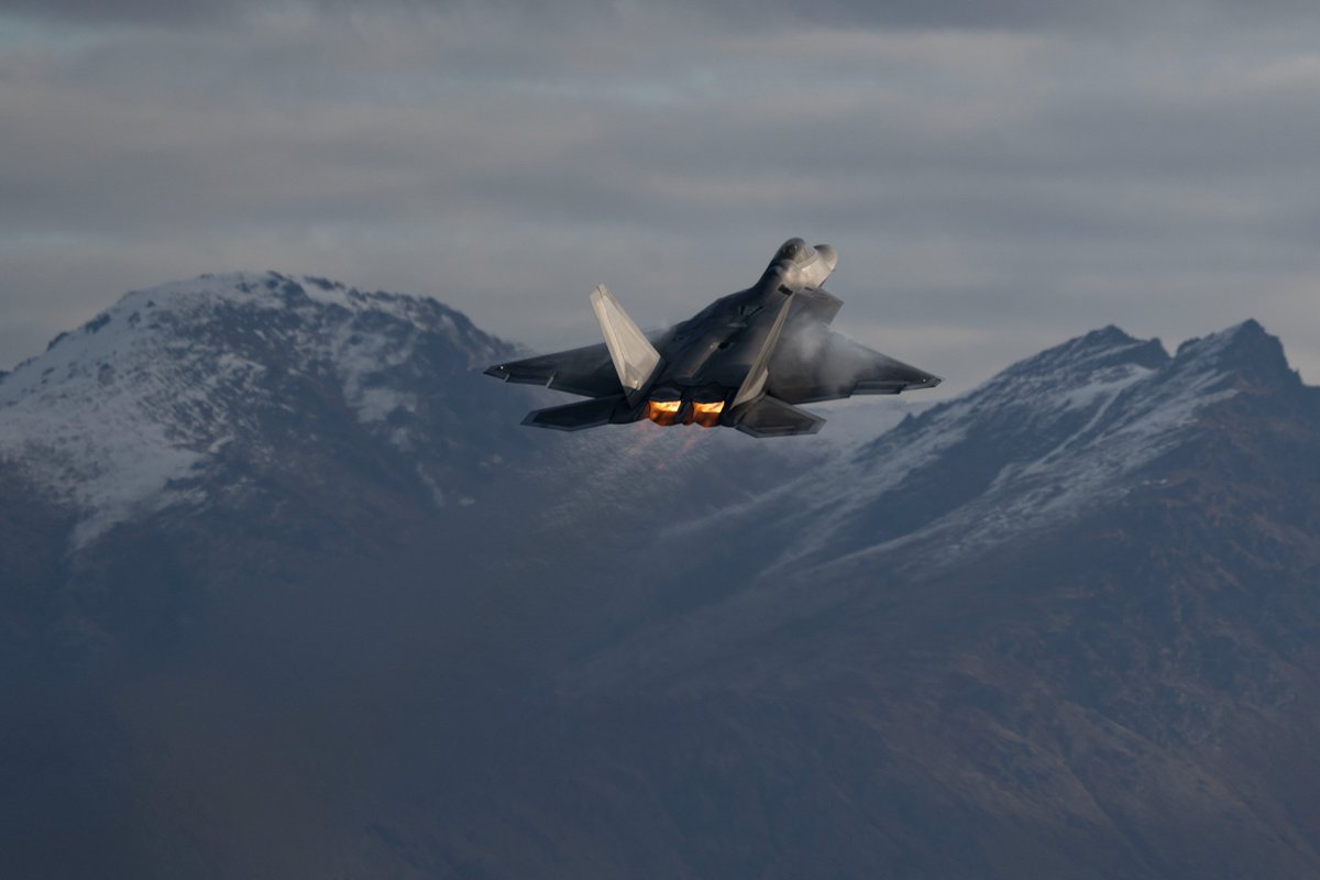 We need your help! @Andrews_JBA @afwerx @AFGlobalStrike @PACAF There's a tie for this week's Airman Top Shot for Twitter... Drop ELECTRIC or F-22 in the comments to break the tie for us!