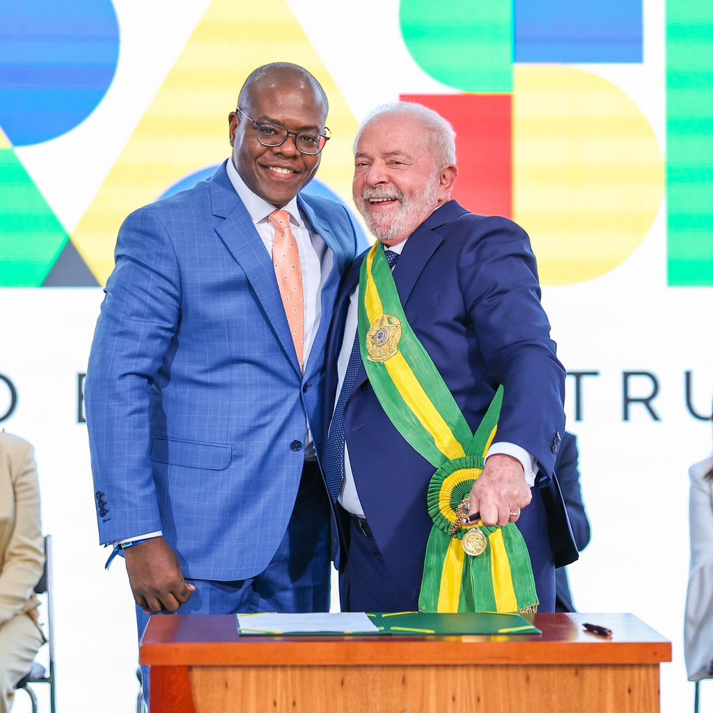 silviolual's tweet photo. Querido Presidente @LulaOficia, 
Parabéns pelo seu aniversário. 
Nesta ocasião expresso ao senhor minha gratidão por tudo que fez, faz e ainda fará pelo povo brasileiro. Tem sido uma honra servir ao meu país sob o seu comando. 
Que sua vida seja repleta de saúde e de muitas conquistas.
