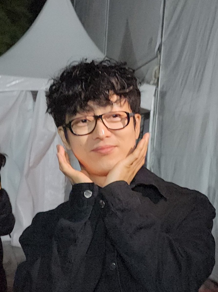 16년부터 지금까지 처음으로 지켜 본 퇴근길 ㅠㅠ  퇴근하시는데 방해 될까봐 걱정했는데...사진 찍으라고 해 주셔서 넘 감사합니다♡♡♡
#국카스텐 #하현우 #울주오디세이