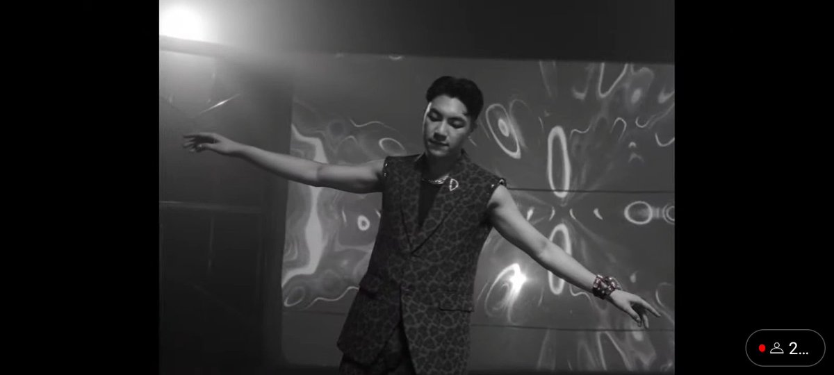 Ynnblls1's tweet photo. Worth it lahat pagod and effort  to make this MV. Congratulations Darren, Sir Jonathan and to the Team. You did a great job.👏

Bibitaw Na MV is OUT NOW. Watch it in ABS CBN Star Music YouTube Channel. 
#DARREN #BibitawNa #BibitawNaMV 
@Espanto2001 https://t.co/x0Wom814ji
