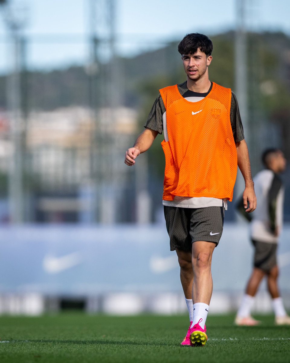 JuanAlbertoCB84's tweet photo. 🔴🔵 Hugo Alba @hugoalbaa9 entrena hoy con el filial blaugrana a las órdenes de Rafa Márquez.

Seguimos en el camino del trabajo y sacrificio.

Orgullosos de tí, Hugo! https://t.co/F3eqLfywHa