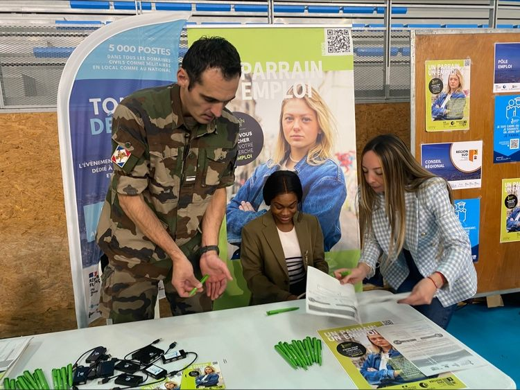 ZAMPOLINImarc's tweet photo. * @pole_emploi #Var #1Parrain1Emploi sur le #ToulonDéfenseEvent. Depuis son démarrage en 2018, ce dispositif impulsé et financé par @MaRegionSud #AvecPôleEmploi, a permis de coacher plus de 2 500 jeunes diplômés, âgés de -de 26 ans et en recherche d’emploi https://t.co/sRiHxnKWWG