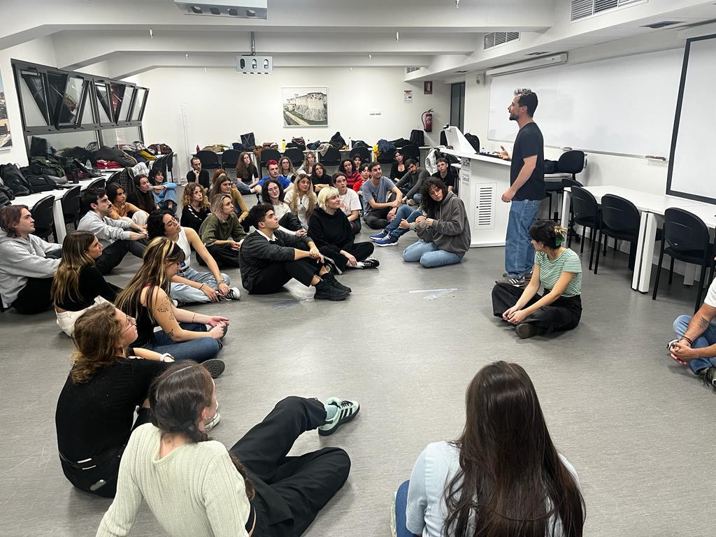 Un año más hemos colaborado en la formación, de l@s alumn@s del @mgc_uc3m impartiendo la clase: 'Técnicas teatrales para la comunicación'. Además de aprender y llevarse claves prácticas para su desarrollo profesional y personal, se lo han pasado pipa, es lo que tiene el #teatro💯