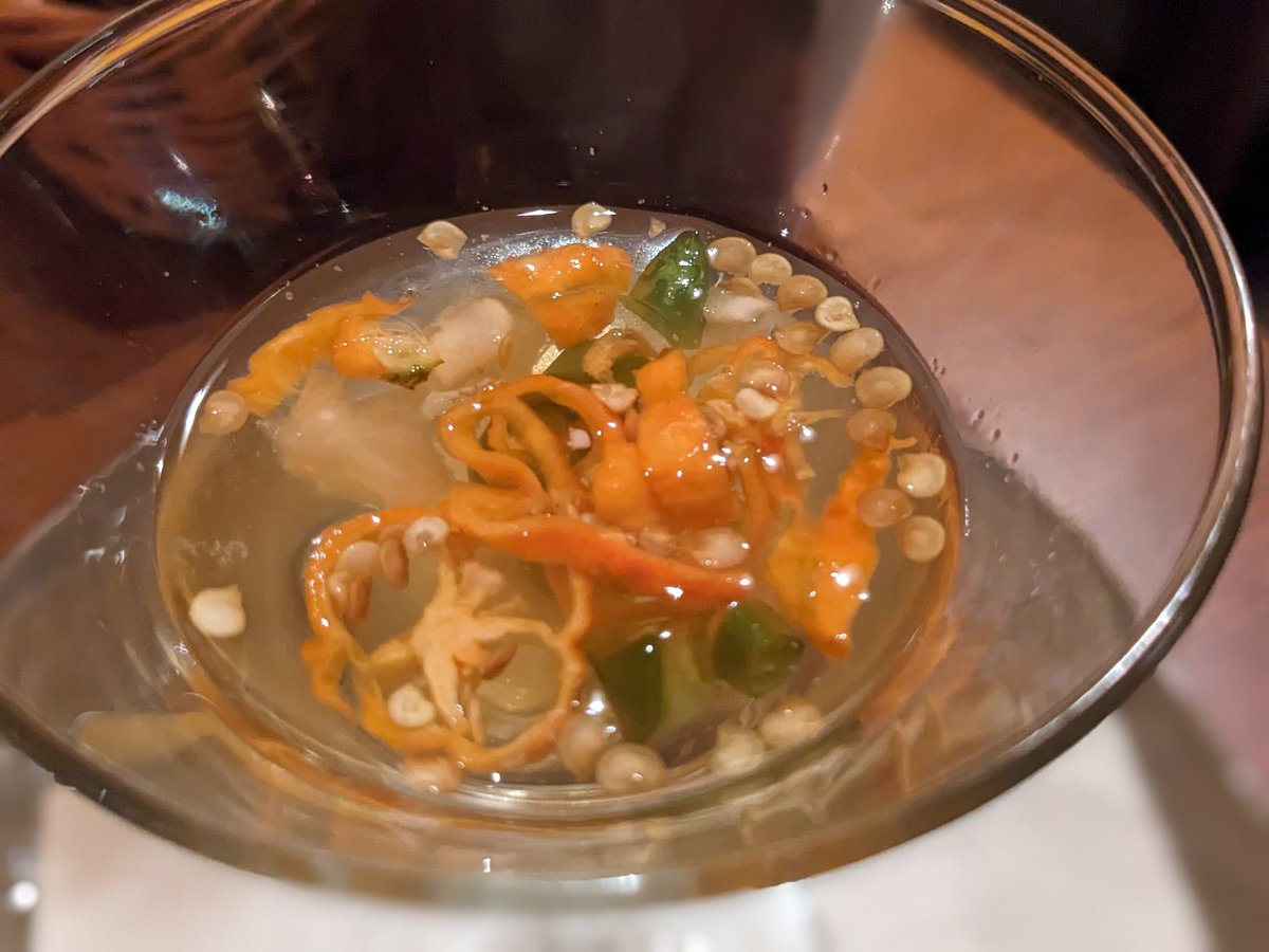 koji462mesi's tweet image. 千葉市 #rasoi
千葉で夕飯難民になりかけてたところラソイさんに滑り込み。
新牛蒡と豚バラのプラオ。和で鉄板の組み合わせの具がバスマティでプラオになってる。もちろん美味かった。
そして味変に唐辛子酢。爽やかな辛さがいい。

（続く↓