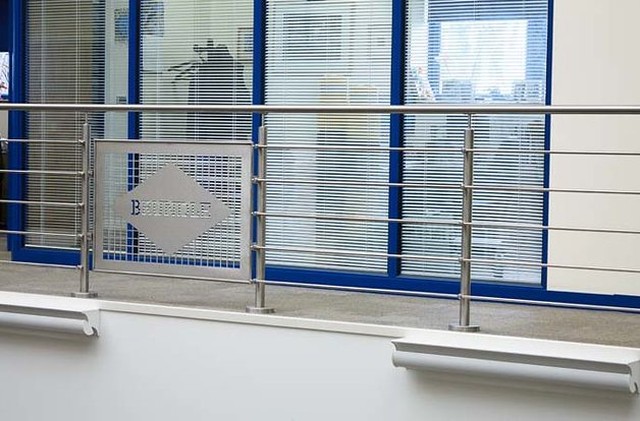 🤔 Did you know that flexible components allow for 7 rails to be fitted as standard but will also work with plain or decorative vertical bars using a simple two-part adaptor?

ℹ️ For more information visit our website link in the bio.

#stainlesssteel #handrailing