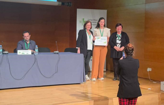 apicstgn's tweet photo. 🥇La infermera de l'EAP Montroig, Iris Baz, va guanyar el premi al millor pòster al II Congrés d'infermeria Familiar i Comunitària del Col·legi Oficial d'Infermeria de #Tarragona @codita_tgn , amb el treball  "Hàbits d'alimentació saludable en l'adolescència". https://t.co/A2gJBwgq6K