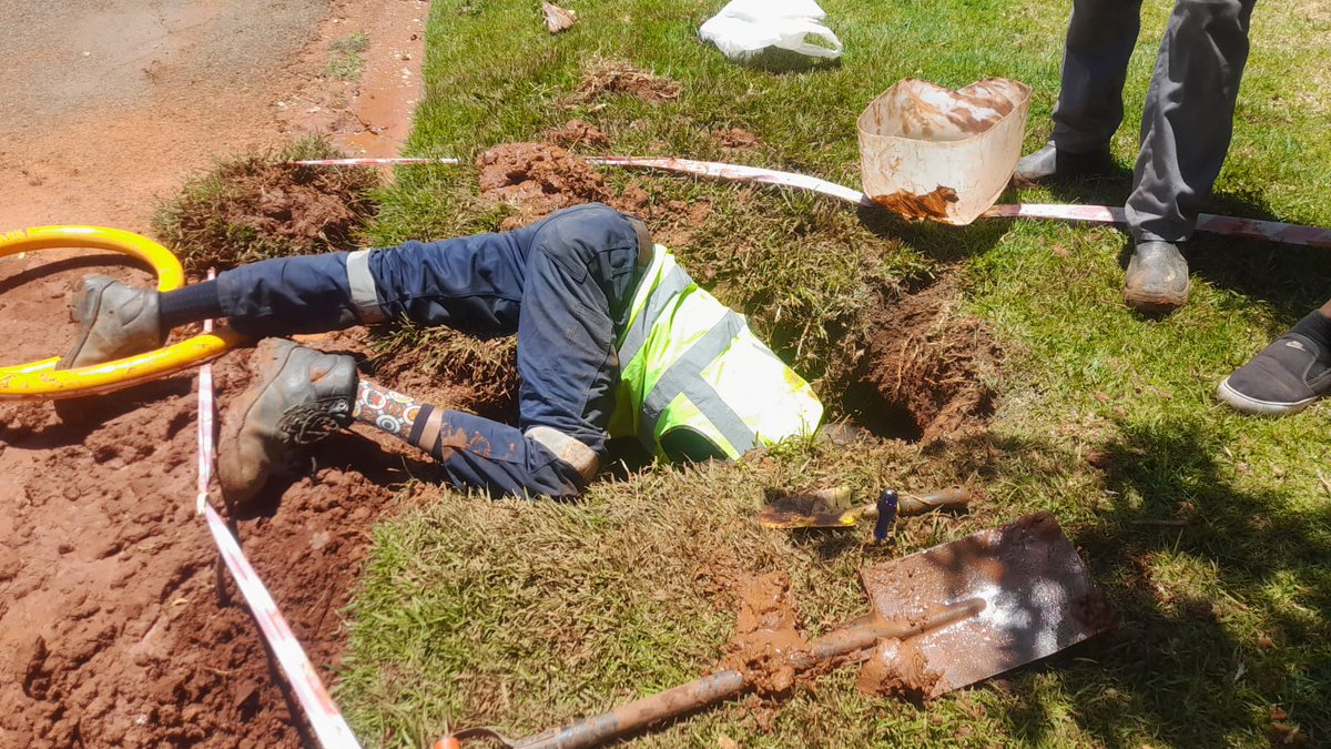 City_Ekurhuleni's tweet photo. #CoE dealing with water leaks in Bedfordview at the #LeaksAttack campaign. MMC Msane urges residents to shy away from watering the garden between 6am &amp; 6pm, taking long showers &amp; to fix water leaks in their homes. Report leaks to 0860 543 000. #LeaksAttack #SaveWater  #CoEWorks https://t.co/vkp35BroUl