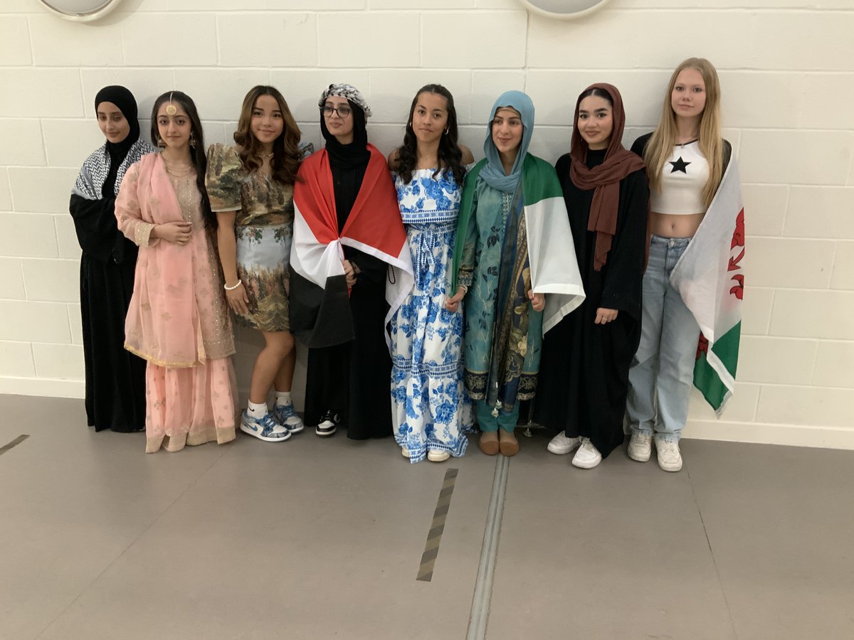 MrsHilltoutArt's tweet photo. The girls from 10LH are looking fantastic again for cultures day! A big shout out to Adriana, Tahleelah, Umaima and Yaminah for organising and planning the events that have taken place!! @CyresYr10 @StCyresSchool #proudlearningcoach #stcyreschat #culturesday https://t.co/iq7GMDY0Dh
