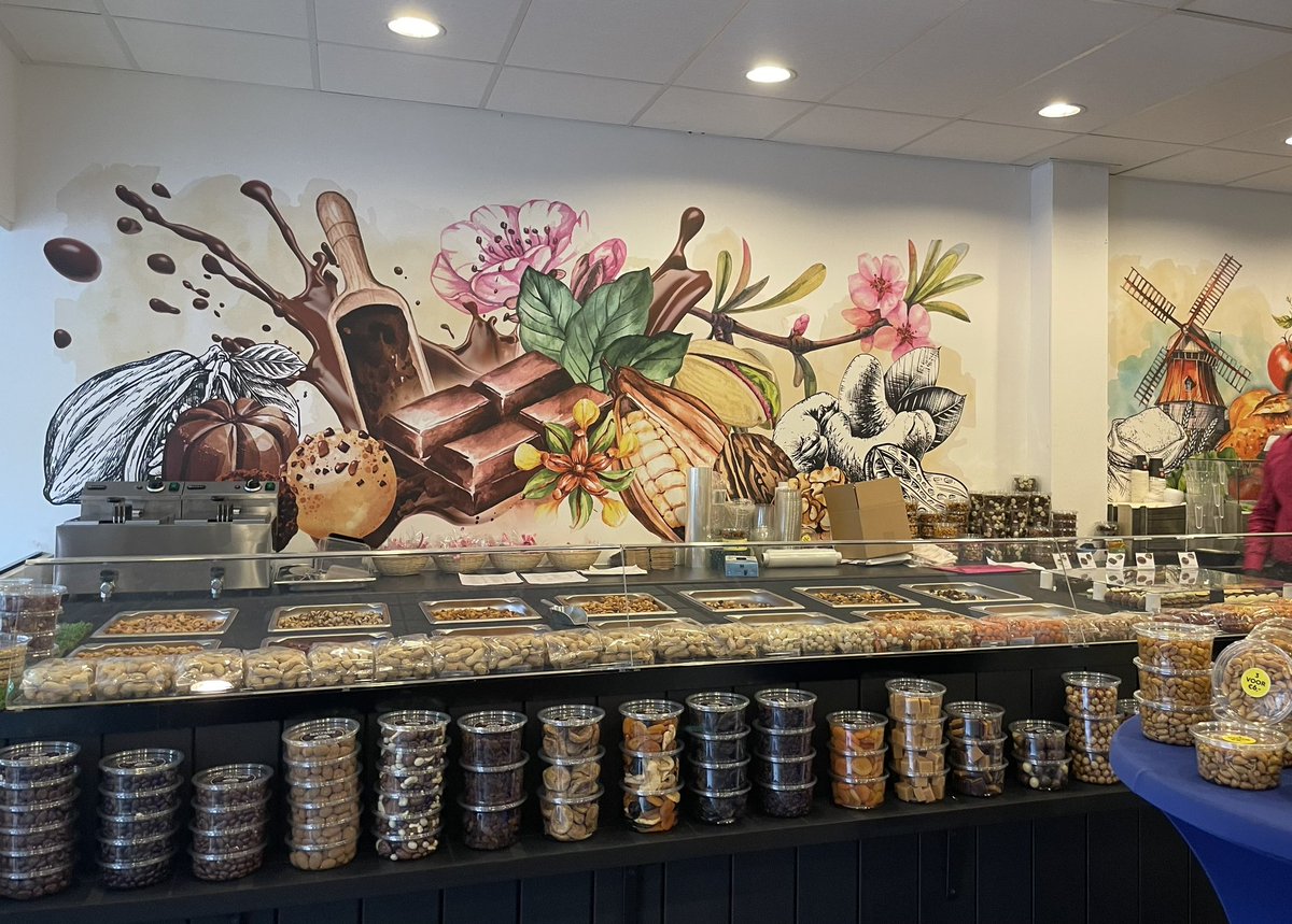 JohanZwakman's tweet photo. De Lange Nieuwstraat in IJmuiden heeft er een prachtige winkel bijgekregen. Fromagerie Tradition. Het wijkplatform IJmuiden-Noord wenst ze veel succes. https://t.co/OY80Ex7TWu