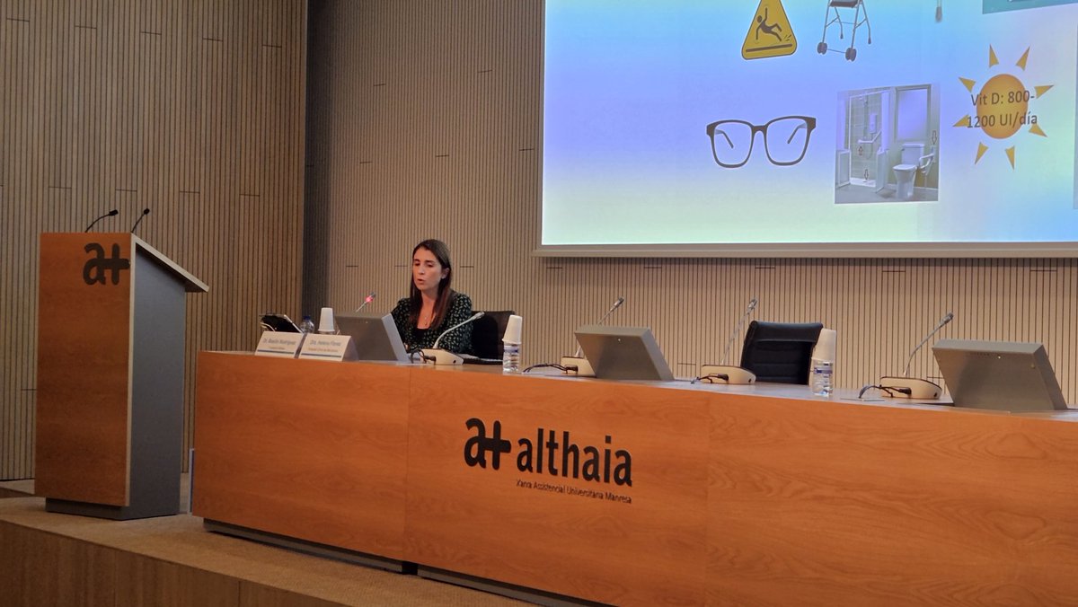 althaiamanresa's tweet photo. @basiliu @AnnikaNack Durant la segona part de la #masterclassOP, el @DrMartinezL i la Dra. @helena_florezz han parlat del paper de la vitamina D, tractaments a fer en l'#osteoporosi i què expliquen les guies de pràctica clínica.
#reumalthaia #althaiamanresa https://t.co/lK68qO7TMm