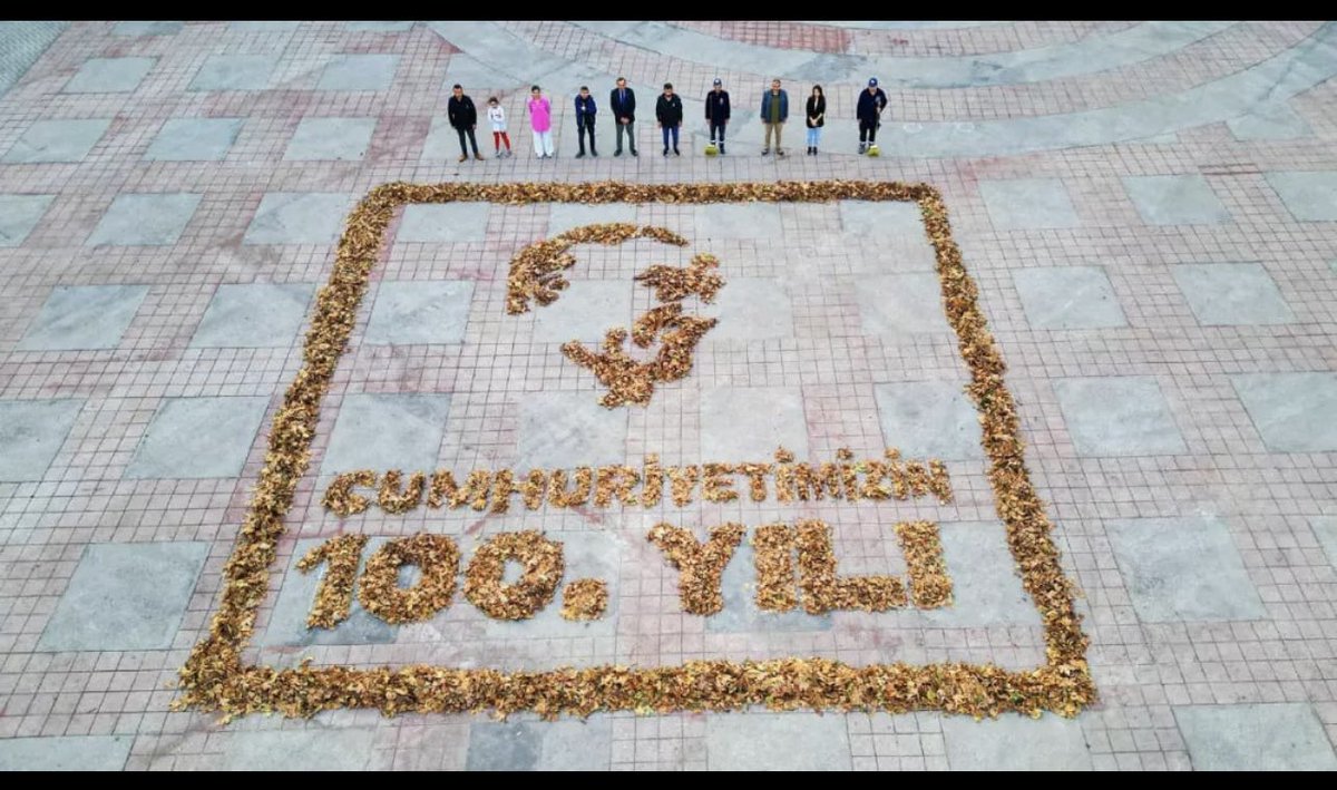barisyarkadas's tweet photo. Ordu - Fatsa Belediyesi'nde görevli temizlik işçileri, dökülen yapraklardan Atatürk silueti yapıp altına da 'Cumhuriyetimizin 100. yılı' yazdılar. https://t.co/S4N64whHit