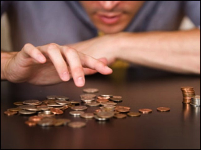 جو بندہ دولت کی تحقیر کرتا ہے سر پر رکھنے کے بجائے پیروں کی خاک سمجھتا ہے تو دولت اس کے سامنے سر نگوں ہو جاتی ہے۔
#اردو