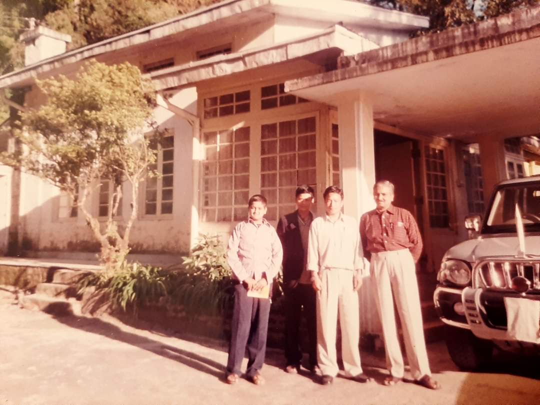 Hyderabadi2911's tweet image. Two decades ago on this day (27th October, 2003) - At the Raj Bhavan, Gangtok - Sikkim.

We were invited to participate in the Deepavali celebrations at Raj Bhavan, by the then governor of Sikkim - Sri. V. Rama Rao.

The premises &amp;amp; climate were just wonderful.

#ThrowbackPost
