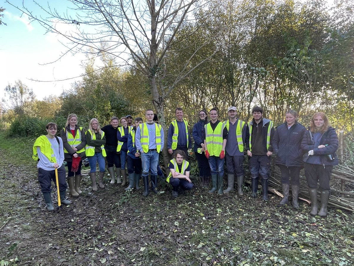 CWPRangers's tweet image. Great to work with students studying Wildlife Conservation and Countryside management @RoyalAgUni yesterday. They’ve done a great job of hedge laying at Cleveland Lakes nature reserve.