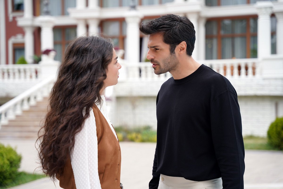 DiziciBagyan's tweet photo. #KaderBağları final 📸

Sevda ve Kerem’in herkesi karşılarına alıp evliliğe doğru giden dolu dizgin aşkları Perihan’ın onayını alır ancak Nüzhet asla bu evliliği kabul etmeyeceğini ilan eder. Sevda ve Kerem’in aşklarına tahammülü olmayan Rana da gemileri yakar ve Nüzhet’e savaş açar. Geçmişin utancını sırlarıyla birlikte gömen ve iyice sıkışan Nüzhet, Vedat’ın beklenmeyen mesajıyla alt üst olur ve Kerem’i karşısında bulur. Ana oğul arasında büyük yüzleşme yaşanır. Bu yüzleşmeyle Sipahioğulları malikanesinde tüm taşlar yerinden oynarken, Sevda ve Kerem’in kaderi de biçilir.