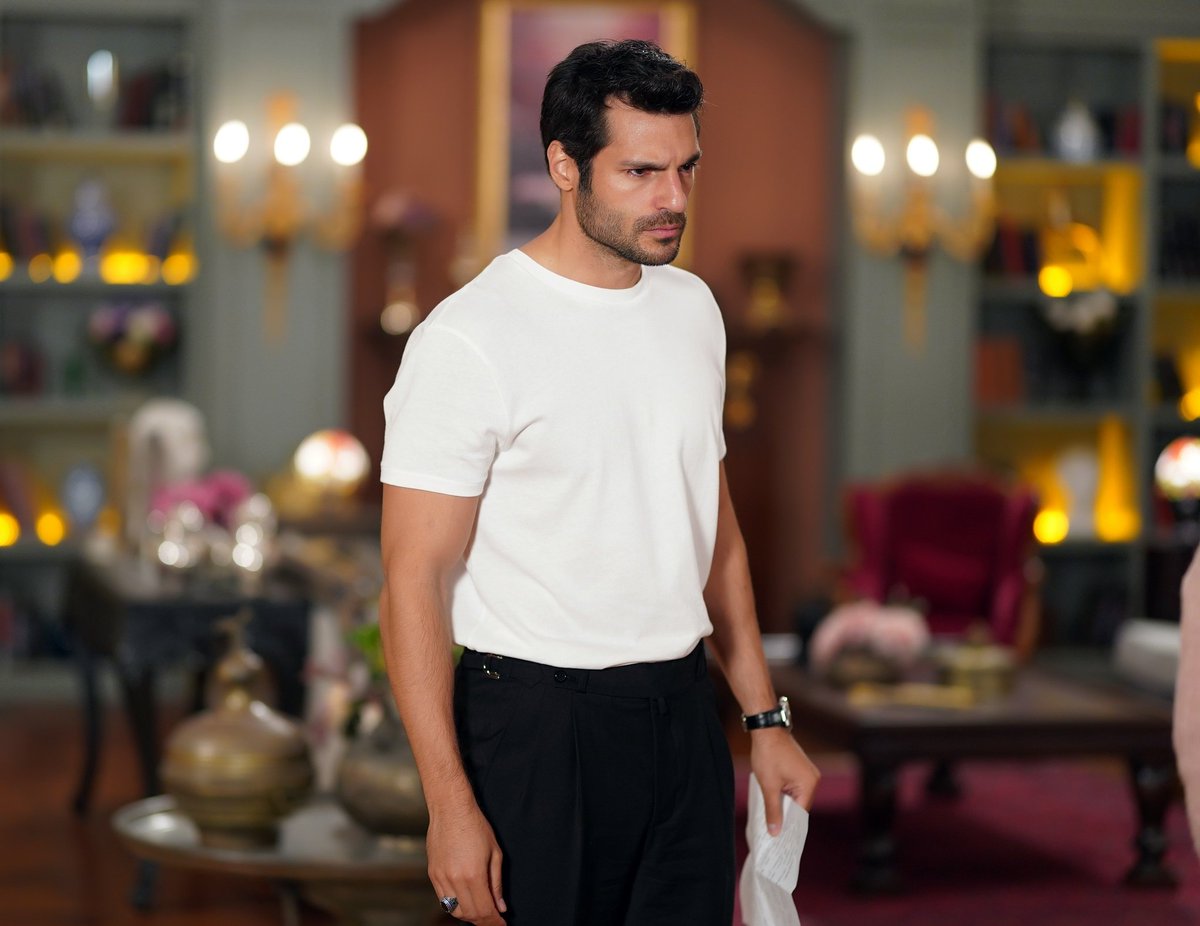 DiziciBagyan's tweet photo. #KaderBağları final 📸

Sevda ve Kerem’in herkesi karşılarına alıp evliliğe doğru giden dolu dizgin aşkları Perihan’ın onayını alır ancak Nüzhet asla bu evliliği kabul etmeyeceğini ilan eder. Sevda ve Kerem’in aşklarına tahammülü olmayan Rana da gemileri yakar ve Nüzhet’e savaş açar. Geçmişin utancını sırlarıyla birlikte gömen ve iyice sıkışan Nüzhet, Vedat’ın beklenmeyen mesajıyla alt üst olur ve Kerem’i karşısında bulur. Ana oğul arasında büyük yüzleşme yaşanır. Bu yüzleşmeyle Sipahioğulları malikanesinde tüm taşlar yerinden oynarken, Sevda ve Kerem’in kaderi de biçilir.