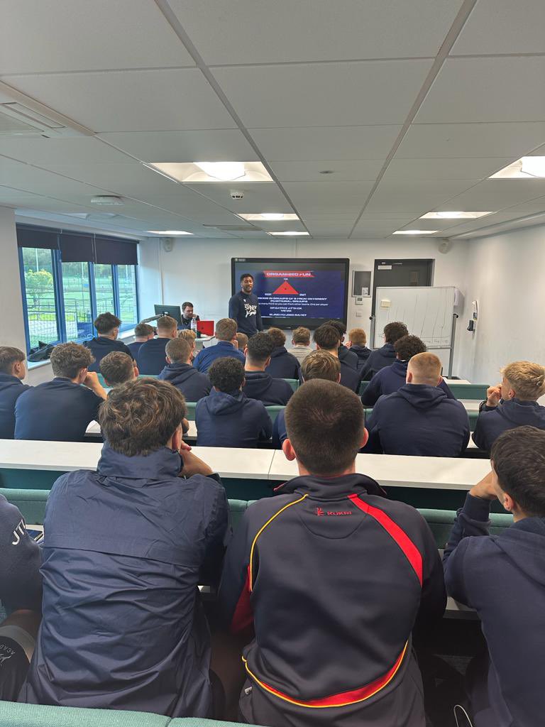 Thank you @stuartdixon13 @GillyTRugby @YorksRugbyAcad for a ending a good week of rugby for our lads. Our players learning from your coaches and players reflecting with your team🙌🏾

Well done to our @SaleSharksAcad lads for your effort and time you put in this week🦈🦈