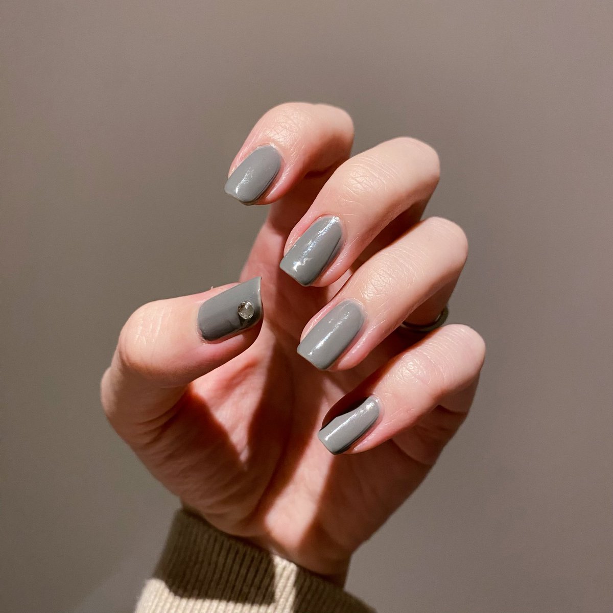 123698745ns's tweet photo. 赤系×グレー系の組み合わせがブーム❤️🩶
THE POLISH. / monet
Ringo nail polish 01 / American Cherry

#セルフネイル
#ポリッシュネイル
#今日のネイル
#thepolish
#ringonailpolish https://t.co/XM0GimT3ig