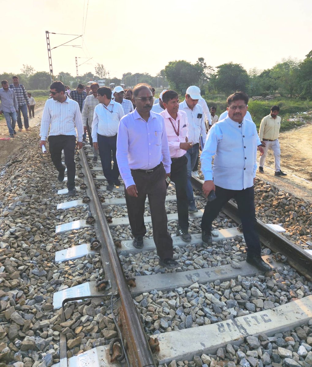 मंडल के जौनपुर जं०-जफराबाद-जौनपुर सिटी रेल खण्ड के मध्य कॉर्ड लाइन के निर्माण का कार्य एवं दो LHS का कार्य पूर्ण कर लिया गया है I इस मार्ग में आने वाले समस्त पुलों एवं संरक्षा से जुड़े कार्यो का निरीक्षण आज मुख्य प्रशासनिक अधिकारी/निर्माण-III,श्री सुरेश कुमार सपरा द्वारा किया गया