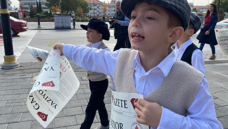 muhendisyenn's tweet photo. Tarihi anlar 🫡🇹🇷🥹❤️
Sivas'ta ilkokul öğrencileri Cumhuriyet'in ilan edildiğini duyuran gazete hazırlayıp, 'Yazıyor, Cumhuriyet'in ilan edileceği yazıyor' sloganı ile vatandaşlara dağıttı. https://t.co/NPly2V09l5