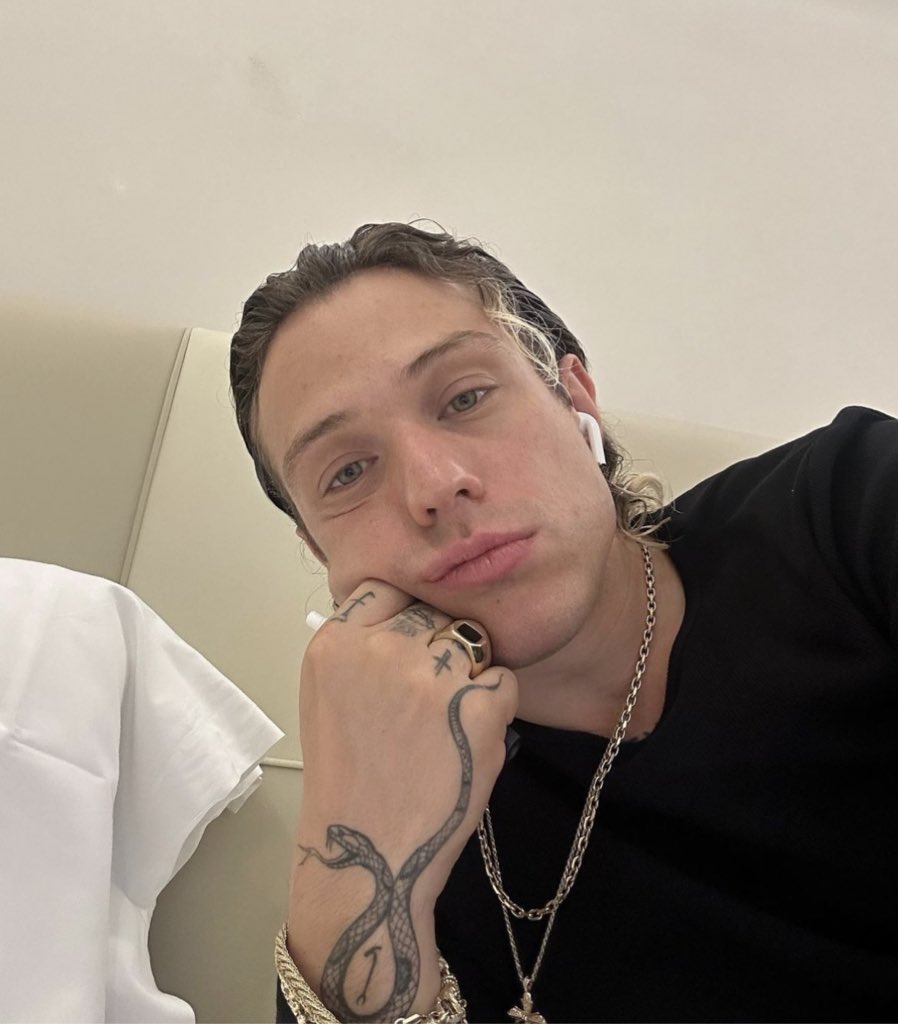 sognofragile_'s tweet photo. Che minuscolo 🥺, mi sciolgo AJAKAJKHG madò mi fa troppa tenerezza ❤️🩹🤧🫀 fatemelo abbracciare #irama #nostress #nostresstour #plumers https://t.co/BJKW7DdhyK