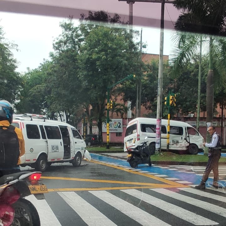 Noti90Minutos's tweet photo. #Reporte90 Hace unos minutos se registró un accidente de tránsito en la Carrera 83 con 16, barrio El Ingenio, sur de Cali. Al parecer, cinco niños resultaron heridos.
#NoticiaEnDesarrollo https://t.co/wrUY33l0qf