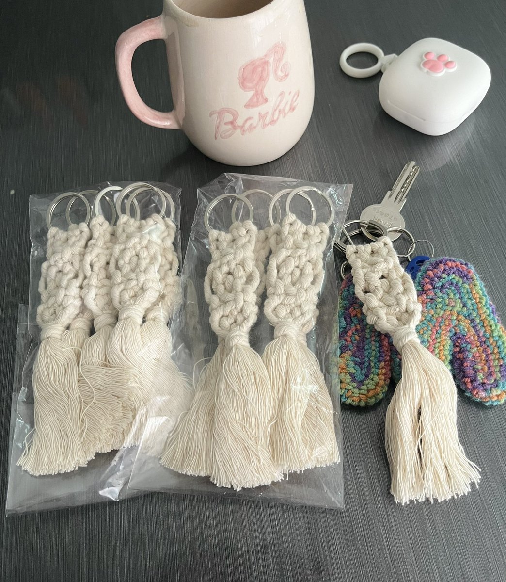 Az önce geldi siparişim. Düşünmeden alabilirsiniz hepsi el emeği 🌸 çok beğendim teşekkür ederim 😍 bizim bütün aile bu anahtarlıkla gezecek artık 🤍☺️ <a href="/zmakrome/">Zuhal</a>