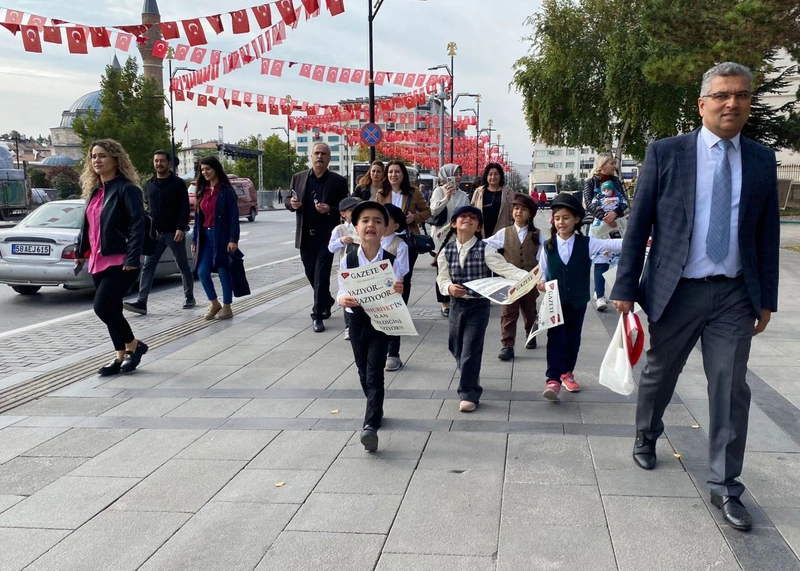 solcugazete's tweet photo. Sivas'ta ilkokul öğrencileri, Cumhuriyet’in ilanını duyuran gazete hazırlayıp dağıttı:

"Yazıyor, Cumhuriyet'in ilan edileceği yazıyor!" https://t.co/Mxp10mP4ld