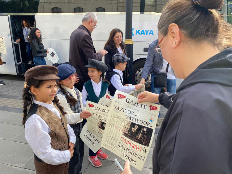 Sivas'ta ilkokul öğrencileri, Cumhuriyet’in ilanını duyuran gazete hazırlayıp dağıttı:

"Yazıyor, Cumhuriyet'in ilan edileceği yazıyor!"