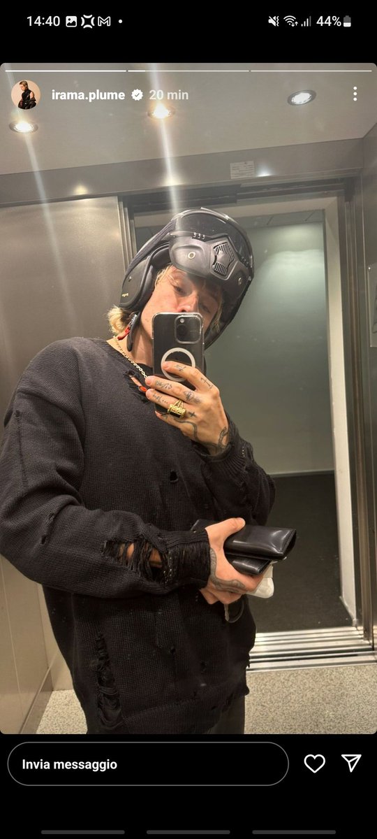 sognofragile_'s tweet photo. Ma io dico , è normale che con l'influenza esce ugualmente con il motore ? Questo è pazzo ... , come farsi venire più influenza ? Solo lui può fare ste cose ahahah #irama #nostress #plumers https://t.co/dnaVcQc4Sl