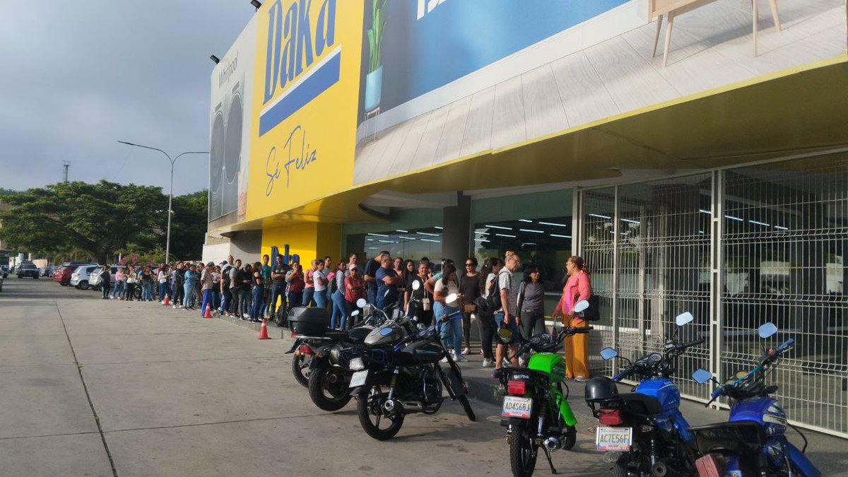 ¡ÚLTIMA HORA!😎 Así nos encontramos a nivel nacional en nuestro segundo día de las #100HorasDaka 1️⃣0️⃣0️⃣💛

¡Ven por tu producto favorito!🫶🏼💛

#TodasNuestrasTiendasDaka
#TiendasDaka #DakaSeFeliz 
#PromocionesInsuperables #ColasEnDaka #DescuentosDaka