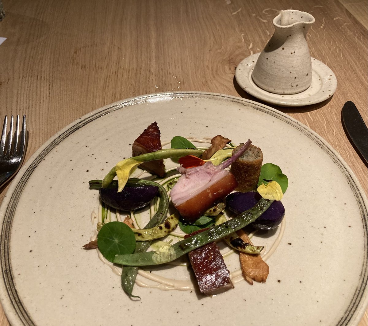 Yes, the suckling pig was packed with flavour but those charred beans… @TheWhitebrook by @ChrisHarrod #MICHELINStar #Monmouth #Wales guide.michelin.com/gb/en/monmouth…