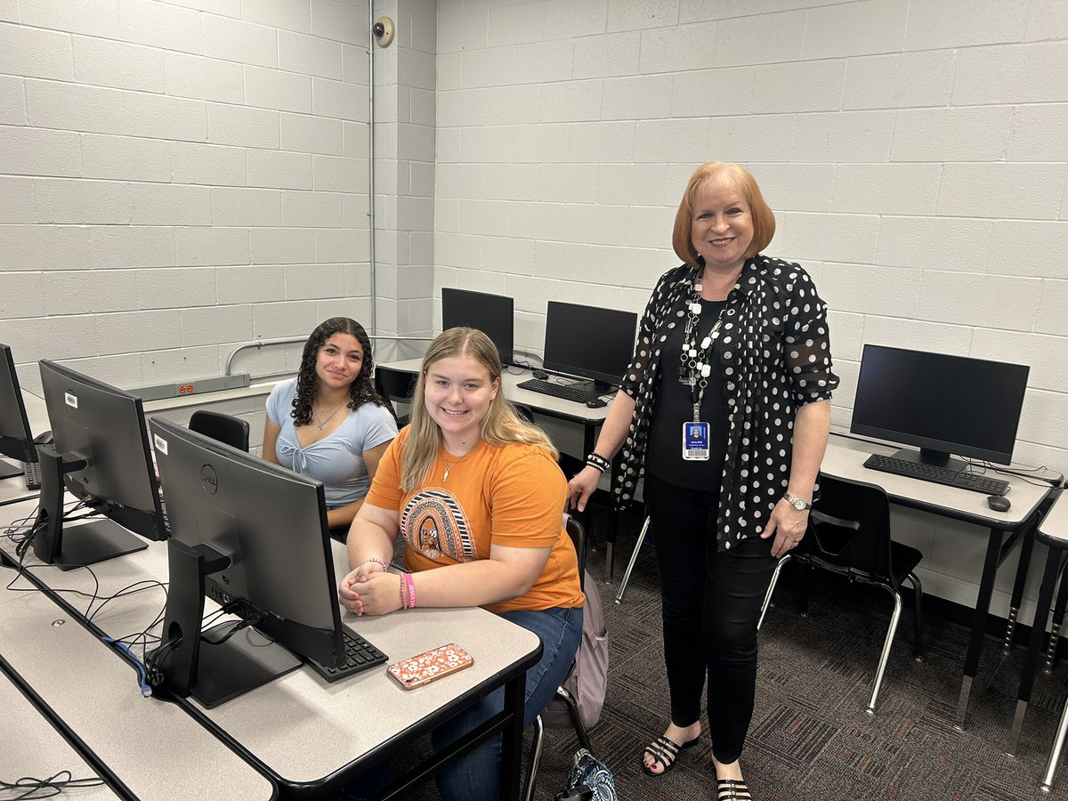 alvinjacketslib's tweet image. Seniors and graduating juniors, join us in the library today for a Scholarship Workshop with @beauteseeAISD 💰 Unlock the path to college funds 🎓🤑 Don&apos;t miss this awesome opportunity to secure your future! @AlvinCounseling #CollegeBound #LibraryWorkshop
