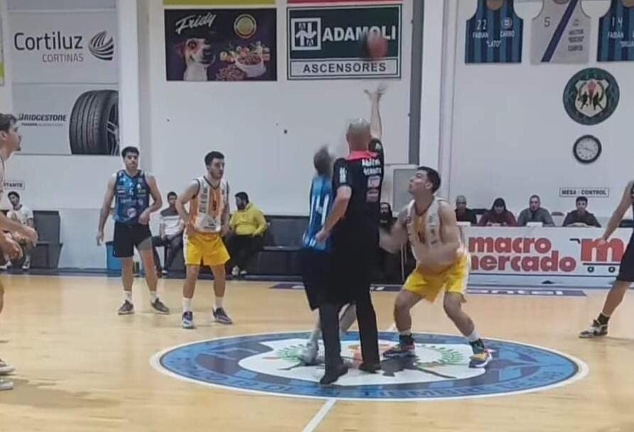 BasquetTotal's tweet photo. #DTAxBT I EL SANTO SE ELEVA CADA VEZ MÁS 

Para sellar su segunda victoria consecutiva, San Telmo Rápido sport venció a Auriblanco de local y demostró que es un firme candidato al ascenso.

📝 @RuffineNicolas 

👉 https://t.co/wD5hk6qBXx https://t.co/Lewv6oBSeS