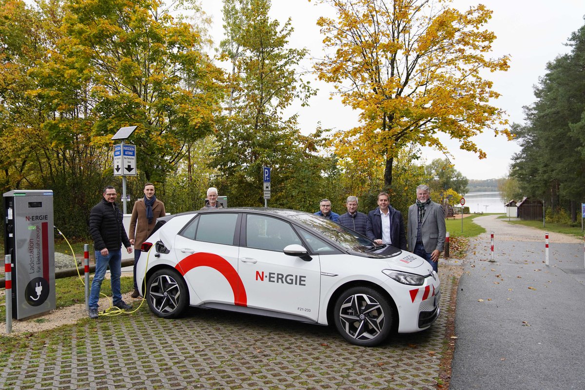 nergie_de's tweet photo. 🚗Emissionsfrei und nachhaltig unterwegs am #Rothsee: Die N-ERGIE hat gemeinsam mit dem Zweckverband insgesamt 16 öffentliche Ladepunkte geschaffen🔋: acht am Seezentrum in #Heuberg und jeweils vier in #Grashof und in #Birkach. 👉https://t.co/mZgNIG7b1m https://t.co/RPaXwFaX9O