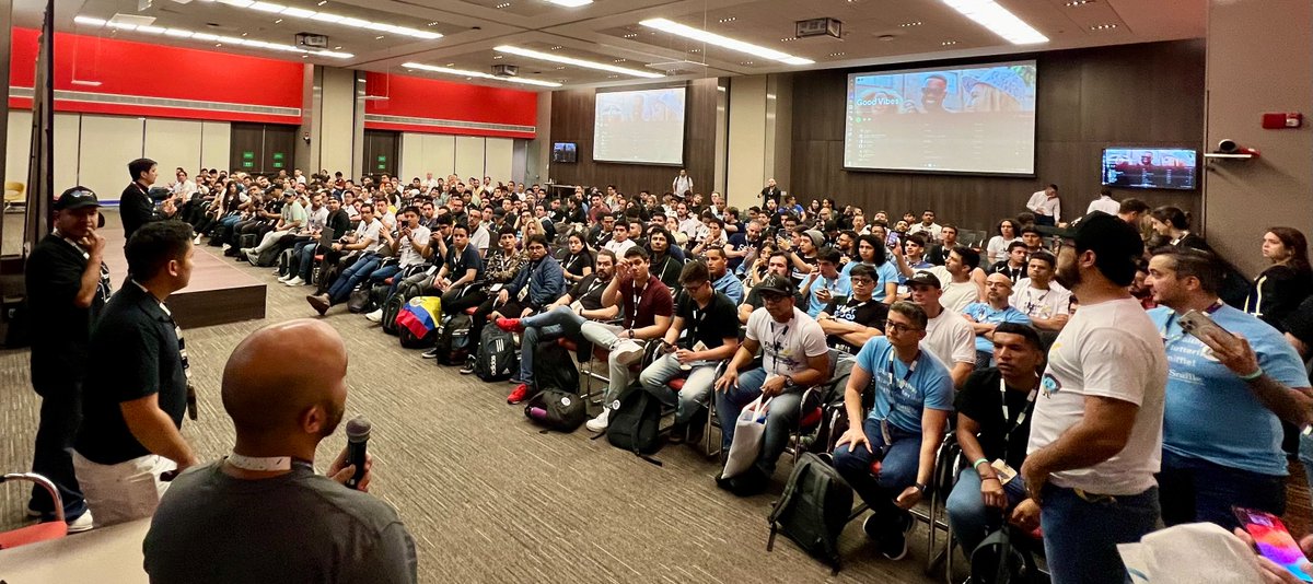 Majid Hajian 💙 tweet media