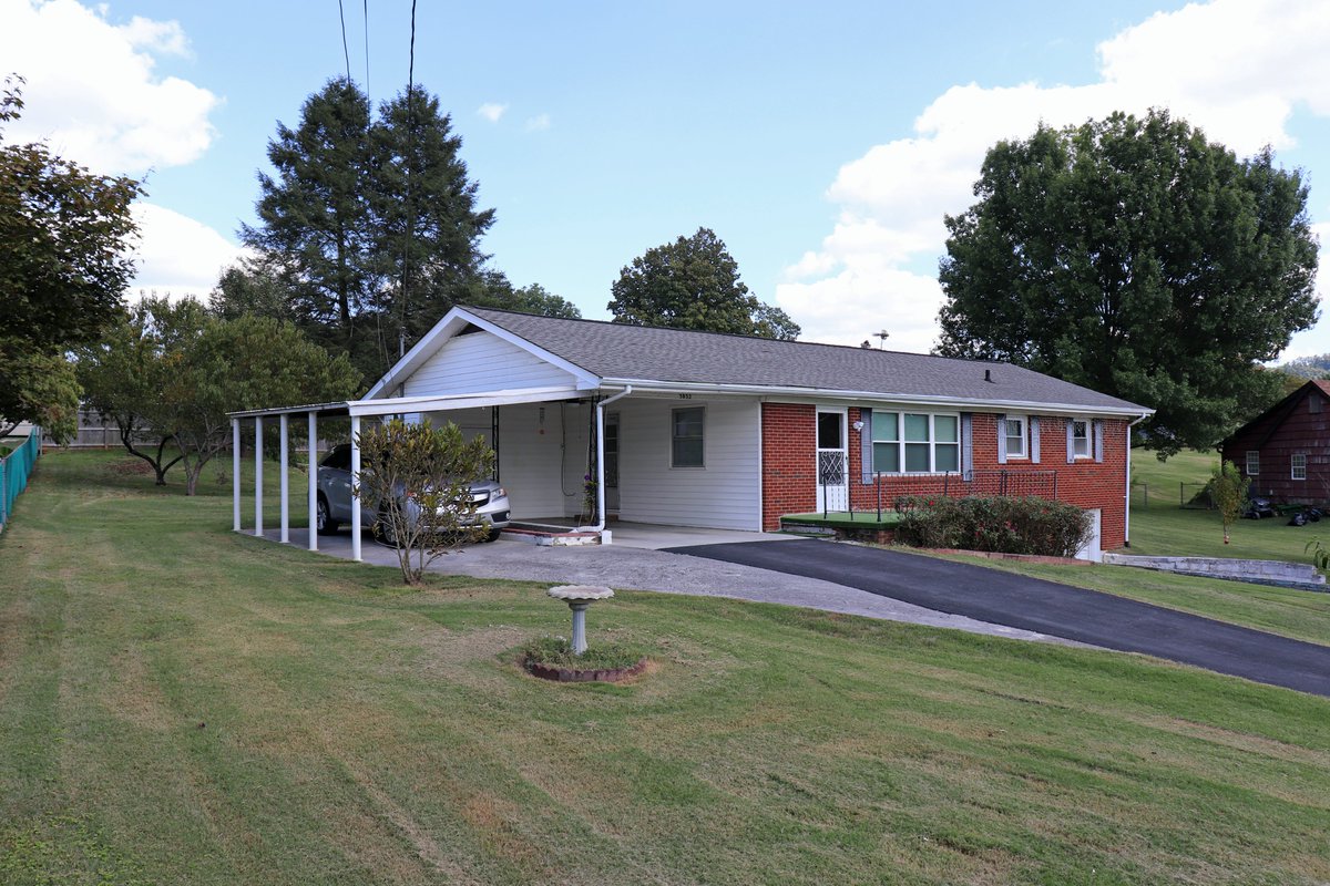 #PRICEADJUSTMENT #Now300K
#BASEMENTRANCHER
#KNOXVILLE #HALLS
#3832CalafordDrive
#1714sqft #3bedroom #2bath #denwithfireplace #eatinkitchen #largelivingroom #unfinishedbasement
#Details link.flexmls.com/1r5kocnv0g4j,16
#Virtualtour app.videofizz.com/vid/kdbscprhDY
#unitedrealestatesolutions