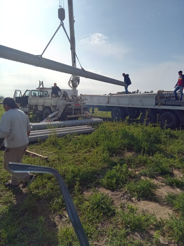 de_wheelwright's tweet photo. PROGRAMA MI PRIMER TERRENO
Se ha adquirido ya el cableado, el transformador y hoy llegaron  las columnas de hormigón para la instalación eléctrica en el Loteo realizado, una inversión millonaria. Cuando los fondos se administran honestamente, las obras se ejecutan. https://t.co/rKR4DhsNPB