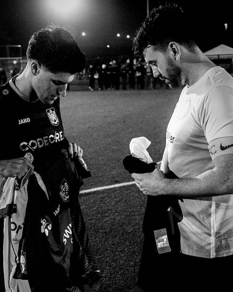 KSK_Beveren's tweet photo. About last night!

Gisteren stonden de fans centraal, stond het pure voetbal centraal, stond onze visie centraal. Een visie van 100% fan-owned football! Onze gemeenschap is niet zomaar een onderdeel van het geheel, HET IS HET GEHEEL!

Forza Fan Owned Football! 💙💛🦁

#fanowned https://t.co/ZKBKq1dmGS