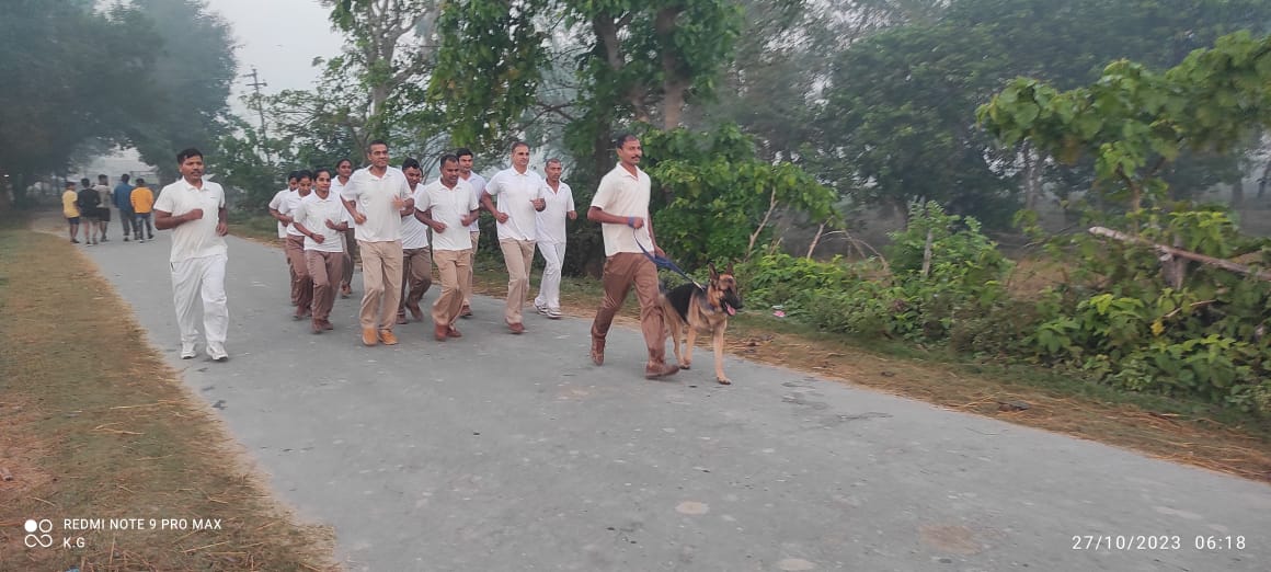 70BnSSB_INDIA's tweet photo. दिनांक 26.10.23 को 70वीं वाहिनी सशस्त्र सीमा बल लखीमपुर खीरी - II 'बी' समवाय बरसोला द्वारा "फिट इंडिया फ्रीडम रन - 4.0” के अंतर्गत 4. कि.मी. की दौड़ का आयोजन किया गया |
#FitIndiaMovement
#PMOIndia
#HumFitToIndiaFit https://t.co/Zxs0ns0y1O
