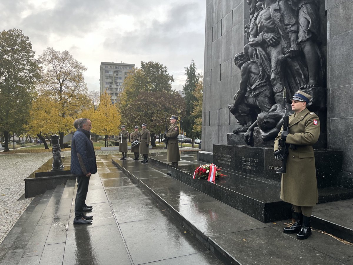 Bewegend! 

LH Hans Peter Doskozil legte bei den Denkmälern der Warschauer Aufstände 1943 &amp; 1944, die von den Nazis gnadenlos niedergeschlagen wurden, Kränze nieder. 

Wir danken der Warschauer Militärgarnison für das Ehrengeleit! 

🇦🇹 Nationalfeiertag 

⁦@polinmuseum⁩