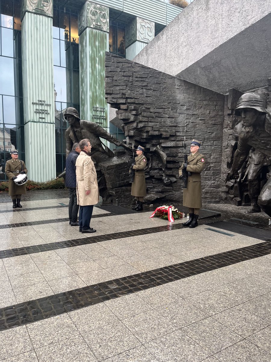 AmbAustrii's tweet photo. Bewegend! 

LH Hans Peter Doskozil legte bei den Denkmälern der Warschauer Aufstände 1943 &amp; 1944, die von den Nazis gnadenlos niedergeschlagen wurden, Kränze nieder. 

Wir danken der Warschauer Militärgarnison für das Ehrengeleit! 

🇦🇹 Nationalfeiertag 

⁦@polinmuseum⁩ https://t.co/Fw0RkbTo0g