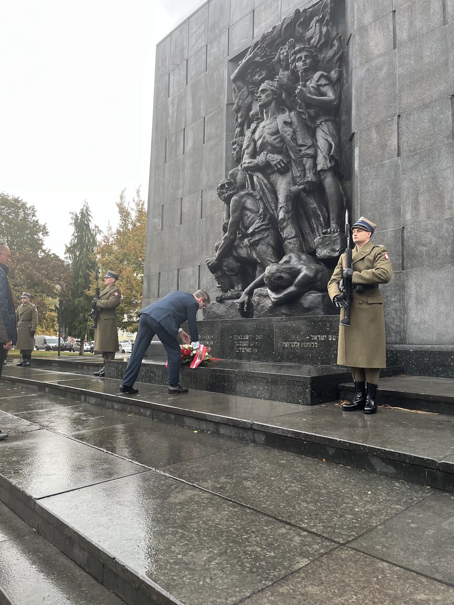 AmbAustrii's tweet photo. Bewegend! 

LH Hans Peter Doskozil legte bei den Denkmälern der Warschauer Aufstände 1943 &amp; 1944, die von den Nazis gnadenlos niedergeschlagen wurden, Kränze nieder. 

Wir danken der Warschauer Militärgarnison für das Ehrengeleit! 

🇦🇹 Nationalfeiertag 

⁦@polinmuseum⁩ https://t.co/Fw0RkbTo0g