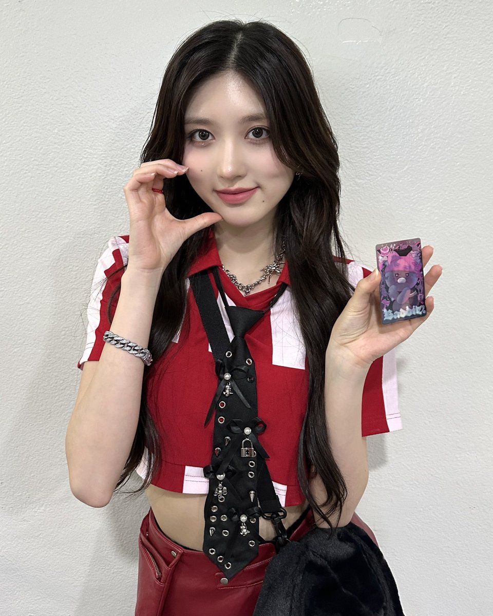 IVEstarship's tweet photo. 📸
IVE x Choonsik
Badchoon (@Choonsik_diary)

Pretty IVE, 그리고
Little Choonsik의 만남! 🐈‍⬛🎀

귀여움에 사랑스러움이 더해져
더 빛을 발하지 💕

#IVE #아이브 
#1stEP #IVEMINE
#Eitherway #OfftheRecord #Baddie
#choonsik #badchoon #춘식 #배춘 
#카카오프렌즈 #kakaofriends https://t.co/EmFB3CfXwn