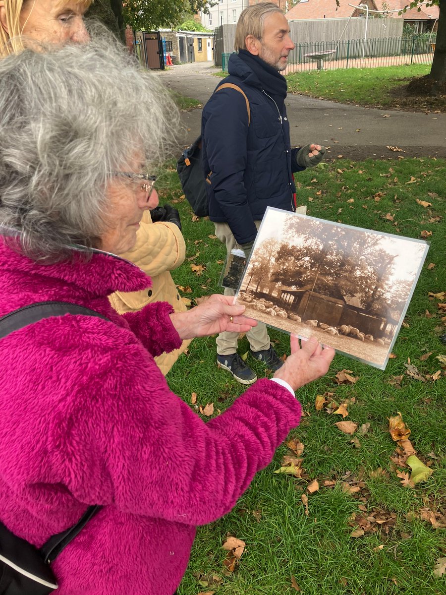 froglifers's tweet photo. Thank you to Tom Jansz from @ClaphamSociety who took our #WildTimes group on a history tour of #ClaphamCommon. The group have lived in the area for decades and was fascinated to learn that parts of the common were turned into allotment plots during WW2 to feed the community. https://t.co/9VbRmszhuG