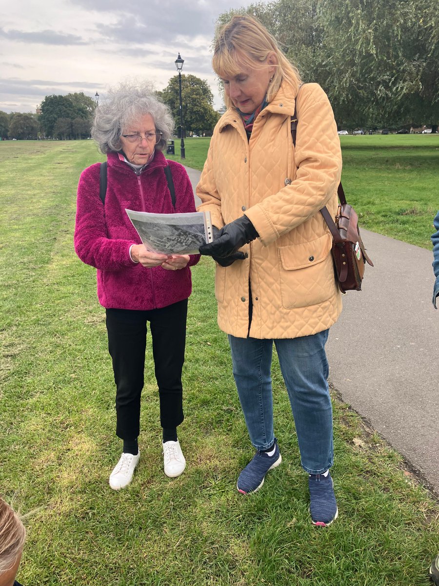 froglifers's tweet photo. Thank you to Tom Jansz from @ClaphamSociety who took our #WildTimes group on a history tour of #ClaphamCommon. The group have lived in the area for decades and was fascinated to learn that parts of the common were turned into allotment plots during WW2 to feed the community. https://t.co/9VbRmszhuG