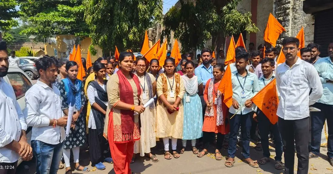 AbvpVijayapur's tweet photo. ಎಬಿವಿಪಿ ವಿಜಯಪುರ ಮಹಾನಗರ ಶಾಖೆಯ ವತಿಯಿಂದ ಇಂದು ಬಡ ಮತ್ತು ಪ್ರತಿಭಾವಂತ ವಿದ್ಯಾರ್ಥಿಗಳಿಗೆ ವಿಧ್ಯಾರ್ಥಿವೇತನವನ್ನು ನೀಡದೆ  ಶಿಕ್ಷಣದಿಂದ  ವಂಚಿತರಾಗುವಂತೆ  ಮಾಡುತ್ತಿರುವ ರಾಜ್ಯ ಸರ್ಕಾರದ ನಡೆಯನ್ನು ಖಂಡಿಸಿ ಪ್ರತಿಭಟನೆ ಮಾಡಲಾಯಿತು.
#ABVPVijayapur https://t.co/PXIY0pdHZp