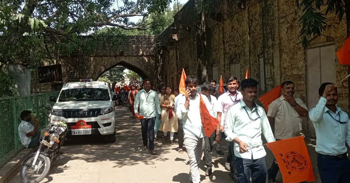 AbvpVijayapur's tweet photo. ಎಬಿವಿಪಿ ವಿಜಯಪುರ ಮಹಾನಗರ ಶಾಖೆಯ ವತಿಯಿಂದ ಇಂದು ಬಡ ಮತ್ತು ಪ್ರತಿಭಾವಂತ ವಿದ್ಯಾರ್ಥಿಗಳಿಗೆ ವಿಧ್ಯಾರ್ಥಿವೇತನವನ್ನು ನೀಡದೆ  ಶಿಕ್ಷಣದಿಂದ  ವಂಚಿತರಾಗುವಂತೆ  ಮಾಡುತ್ತಿರುವ ರಾಜ್ಯ ಸರ್ಕಾರದ ನಡೆಯನ್ನು ಖಂಡಿಸಿ ಪ್ರತಿಭಟನೆ ಮಾಡಲಾಯಿತು.
#ABVPVijayapur https://t.co/PXIY0pdHZp