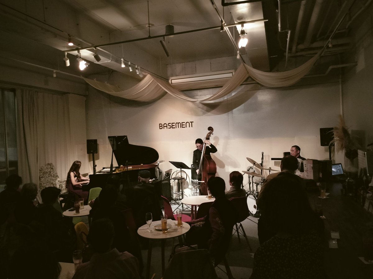 teamkazekumamot's tweet photo. トリオ・セガールさんのライブに行ってきました✨🎤🎶
#BACEMENT
#トリオセガール
#ピアノトリオ https://t.co/wvtePBjYA7